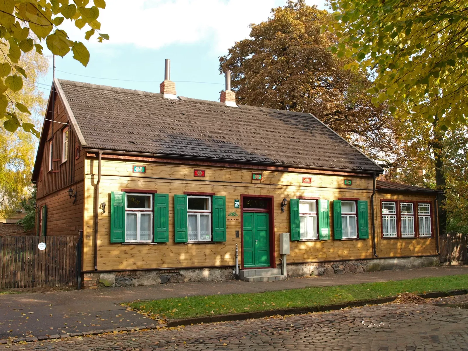 Ezera māja